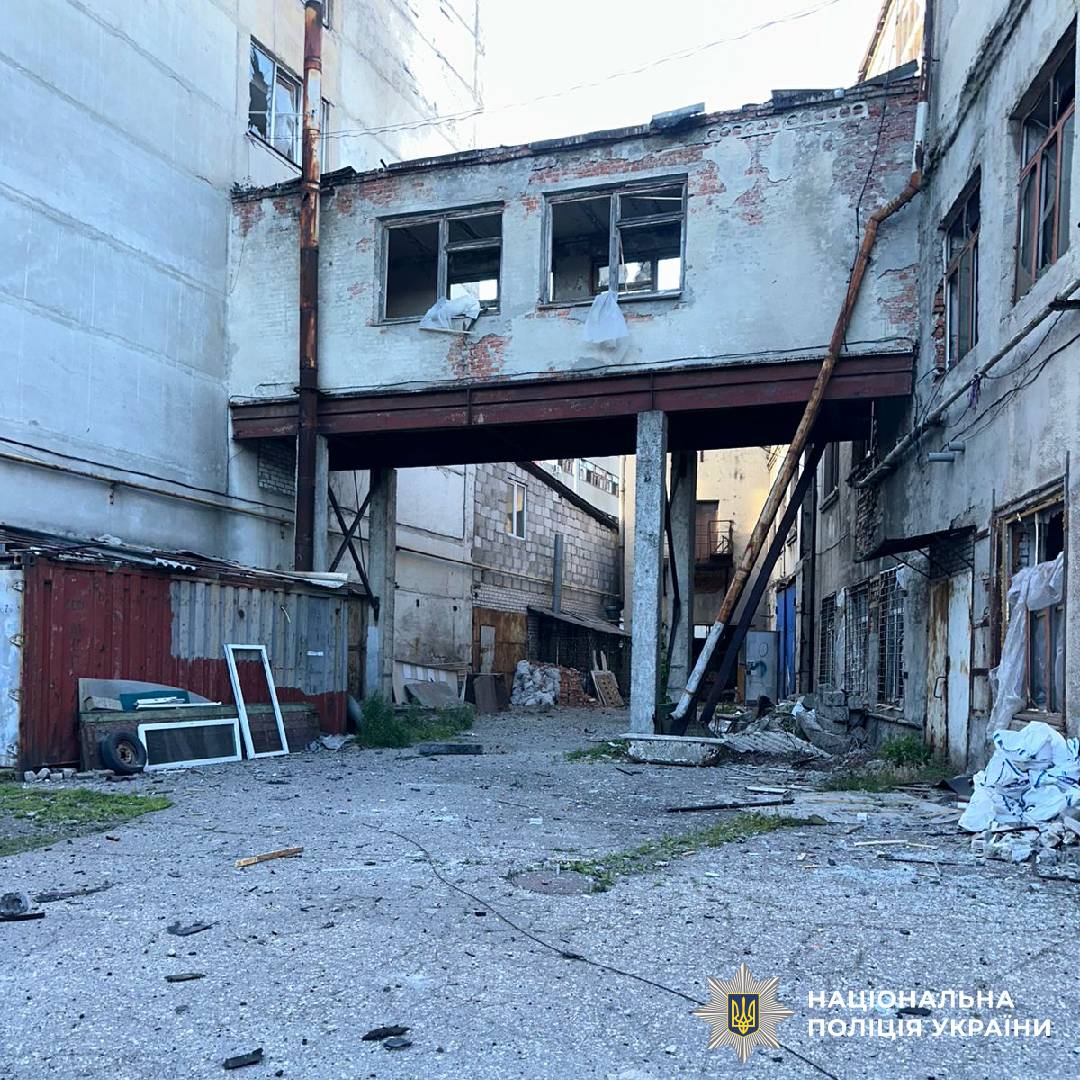 На фото зображені наслідки ворожого обстрілу