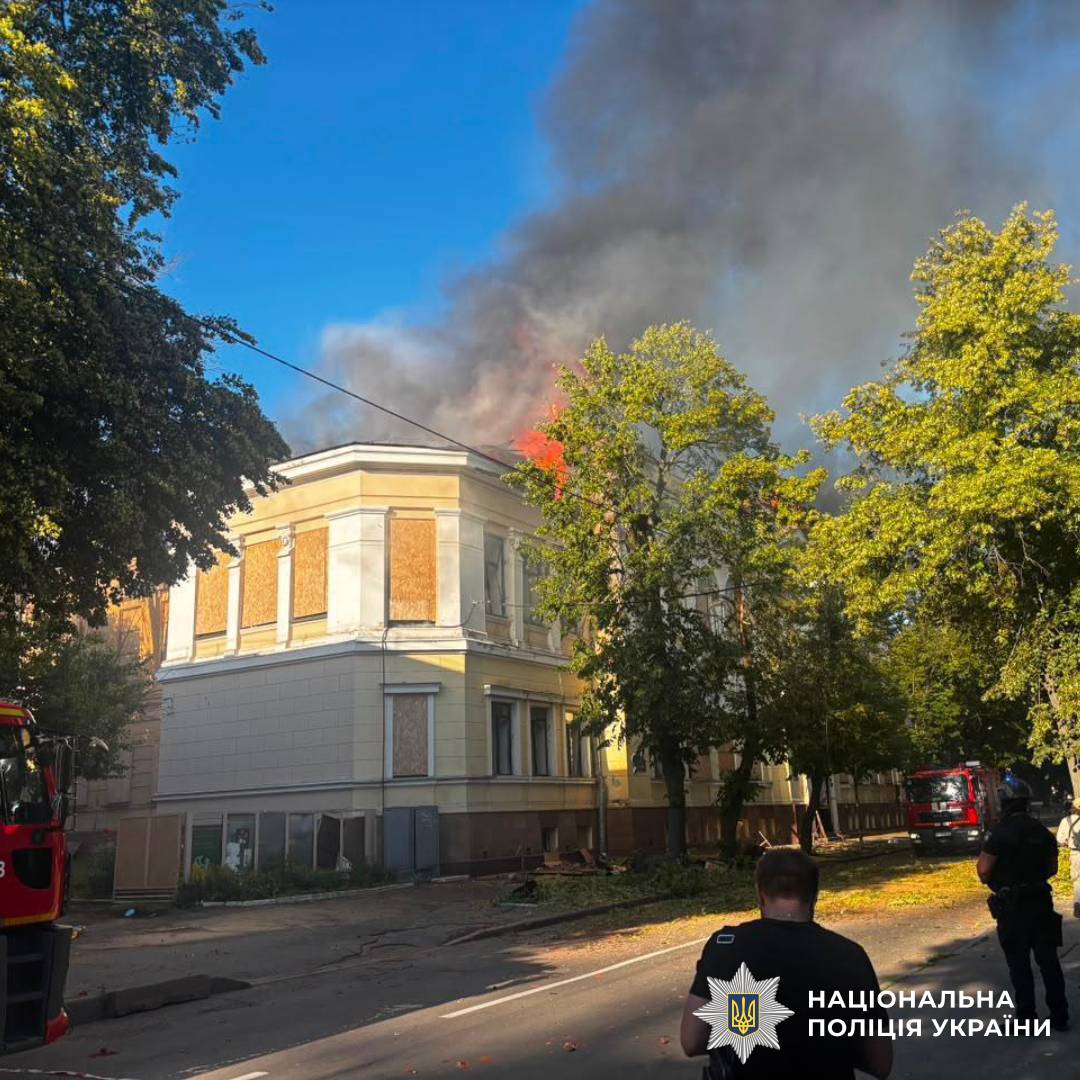 На фото зображені наслідки ворожого обстрілу