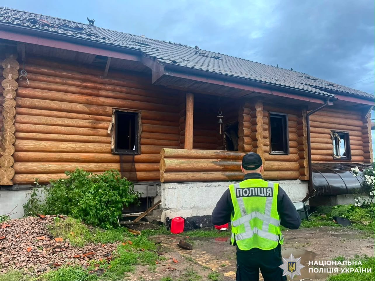 На фото поліцейський документує наслідки атаки
