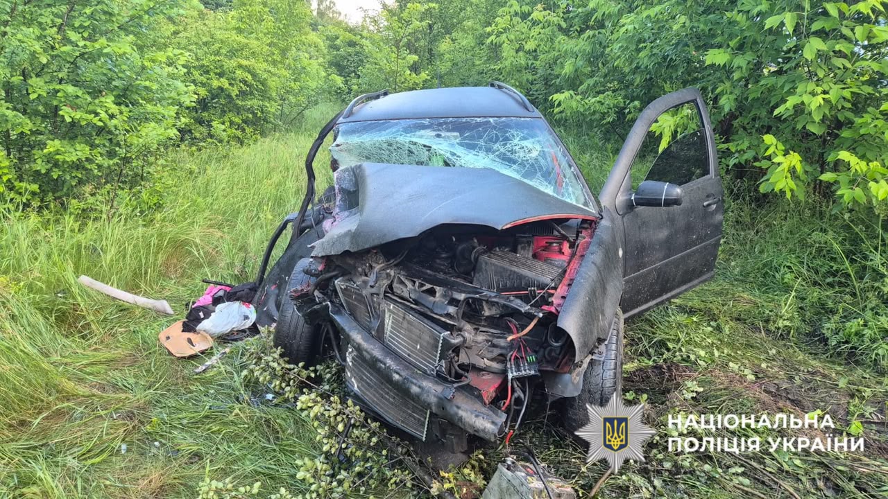 На фото пошкоджений автомобіль, учасник ДТП.