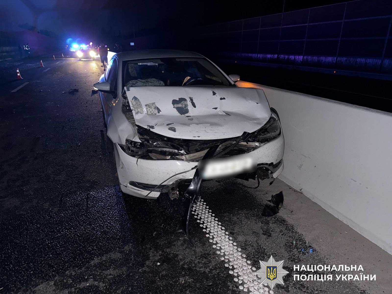 На фотографії зображено місце події та автомобіль, який є учасником ДТП.