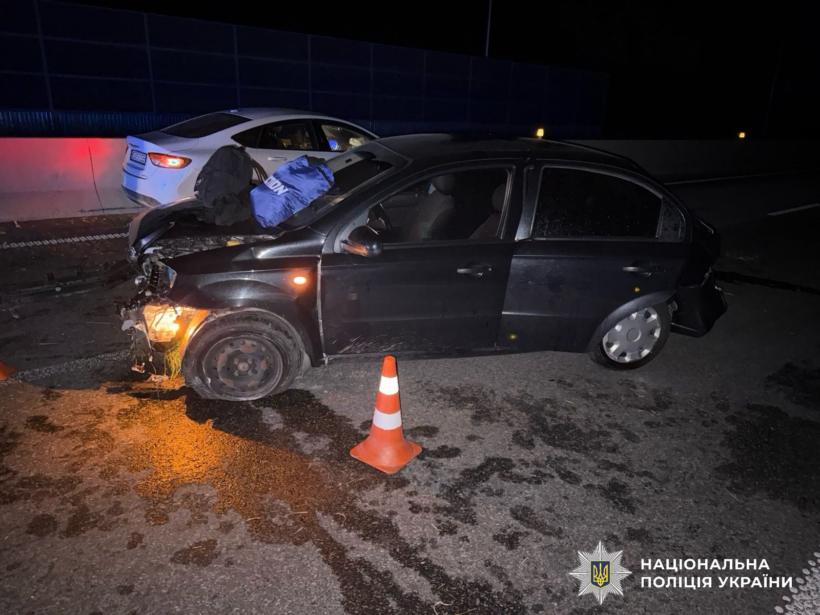 На фотографії зображено місце події та автомобілі, які є учасниками ДТП.
