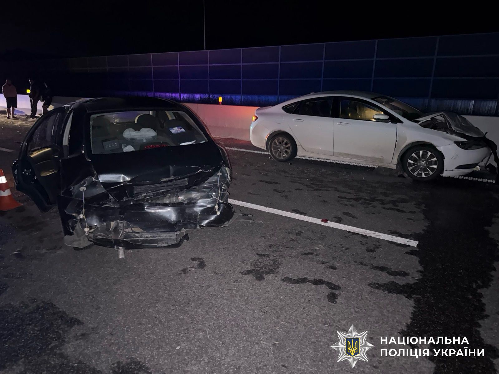 На фотографії зображено місце події та автомобілі, які є учасниками ДТП.