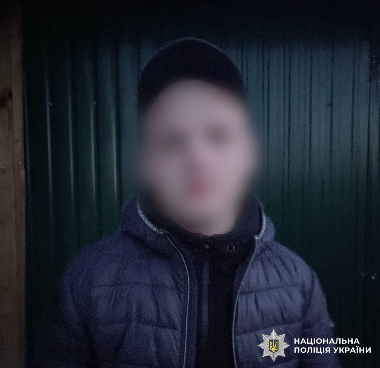 На фотографії зображено фігуранта, який викрав автомобіль.