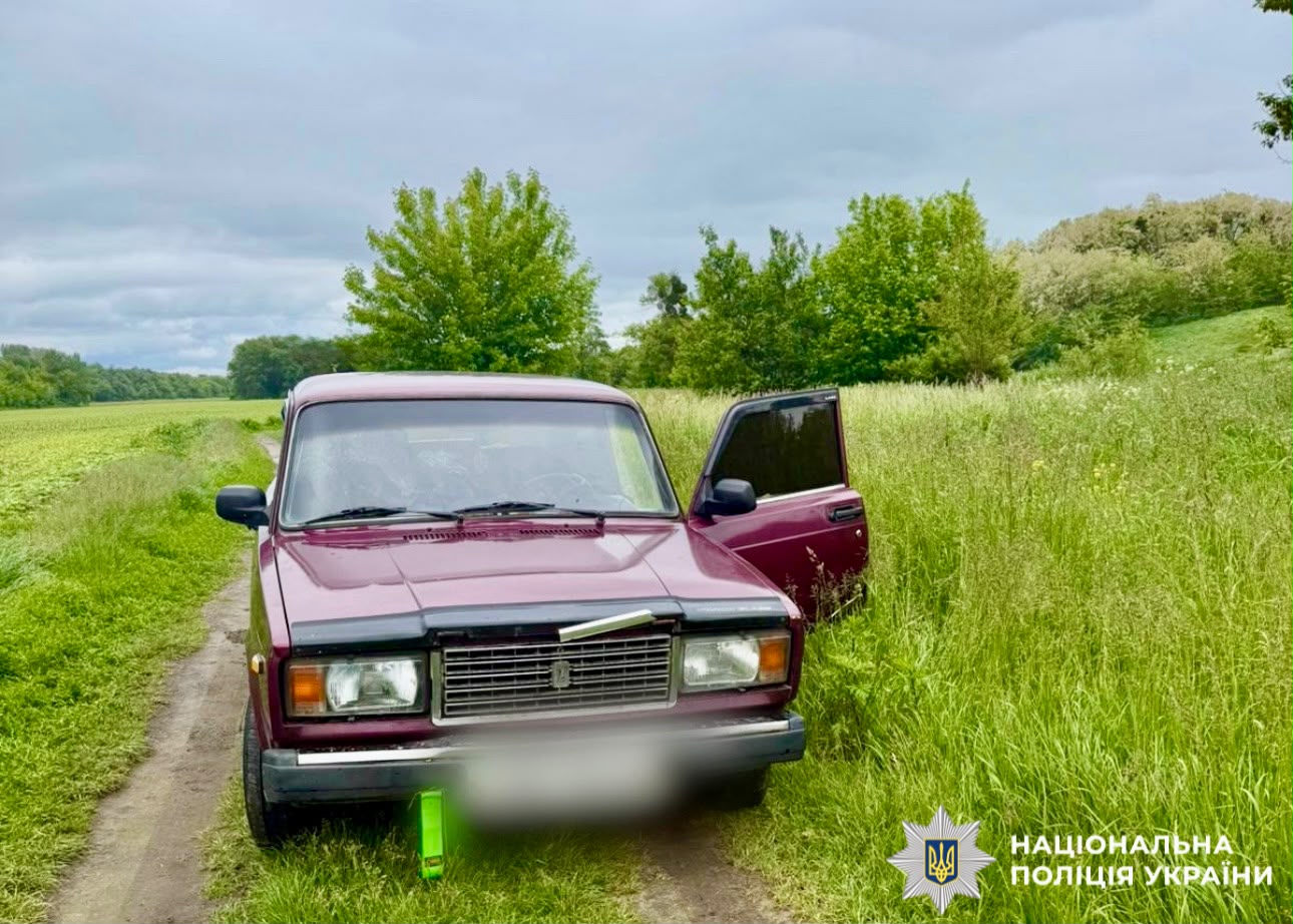 На фотографії зображено автомобіль, який викрав зловмисник.