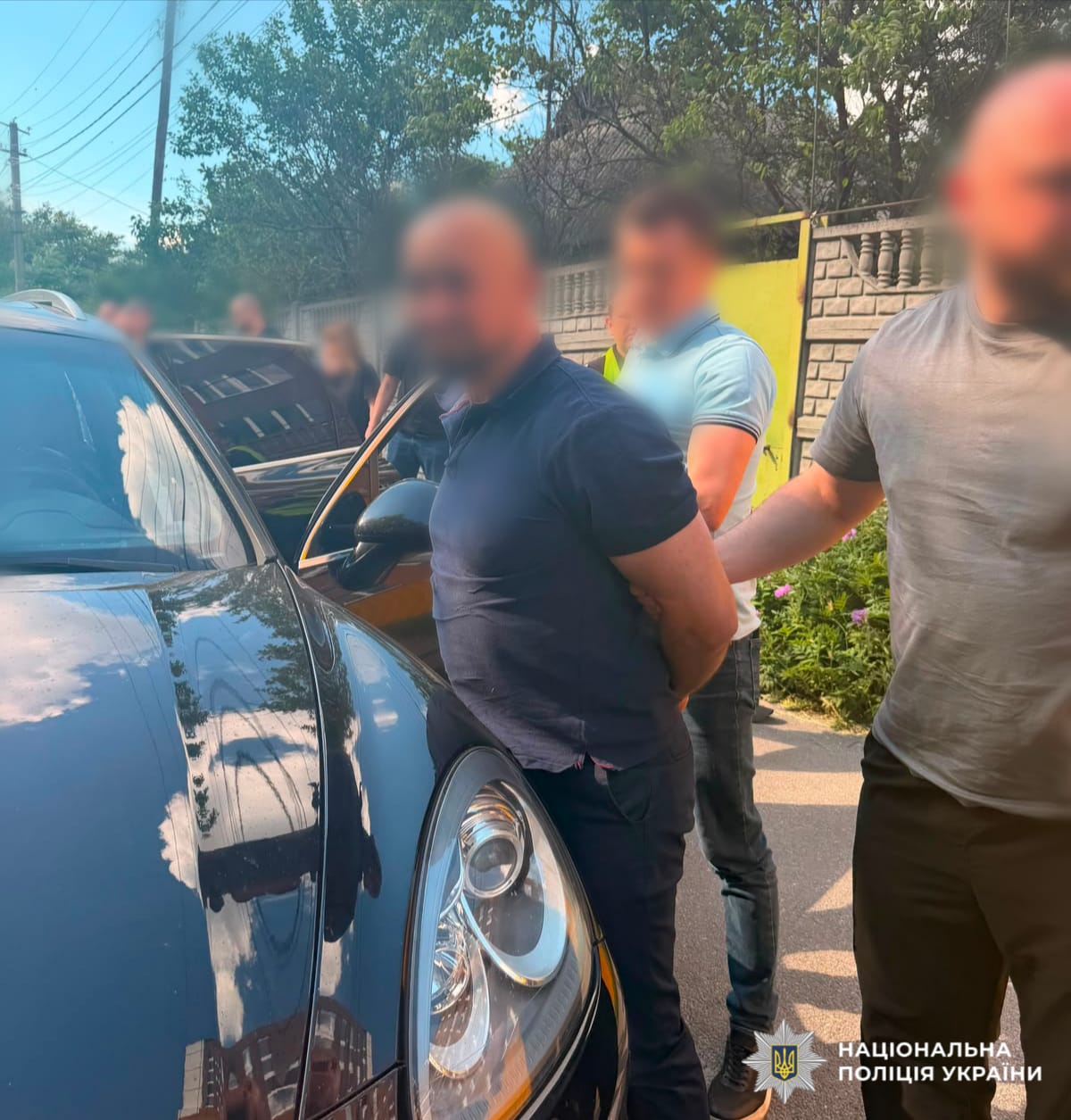 На фотографії зображено викриття схеми фіктивного працевлаштування чоловіків мобілізаційного віку до однієї з військових частин з подальшим бронюванням.