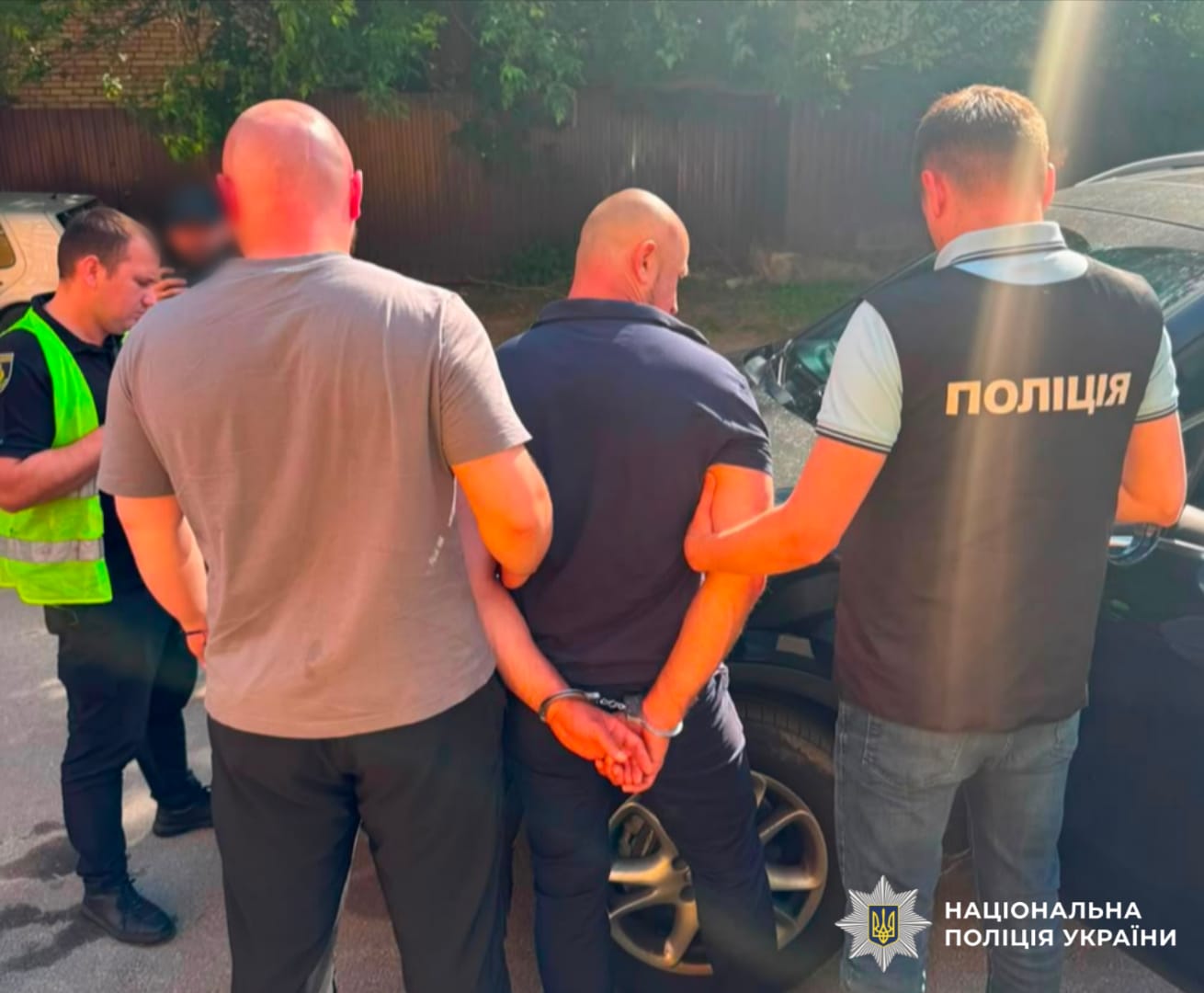 На фотографії зображено викриття схеми фіктивного працевлаштування чоловіків мобілізаційного віку до однієї з військових частин з подальшим бронюванням.