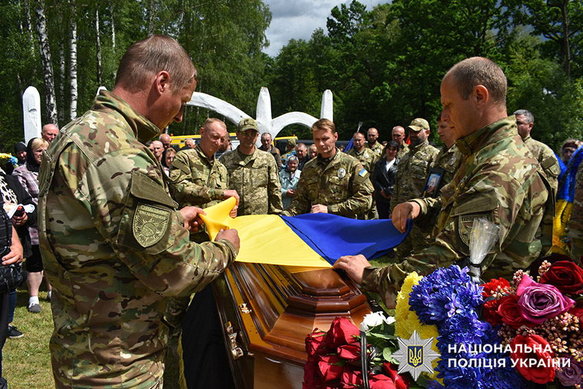На щиті: Хмельниччина попрощалася із загиблим на війні поліцейським Ярославом Рибіцьким