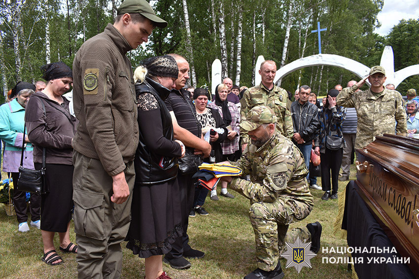 На щиті: Хмельниччина попрощалася із загиблим на війні поліцейським Ярославом Рибіцьким