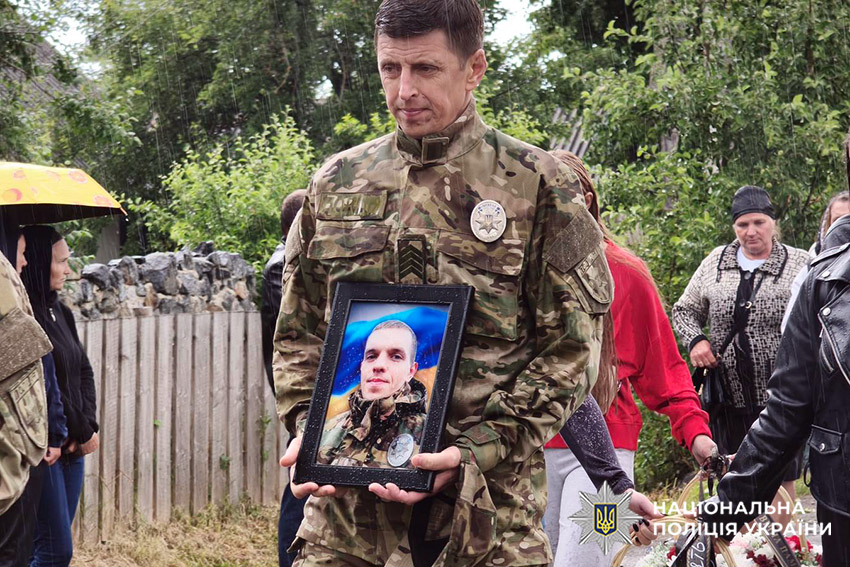 На щиті: Хмельниччина попрощалася із загиблим на війні поліцейським Ярославом Рибіцьким