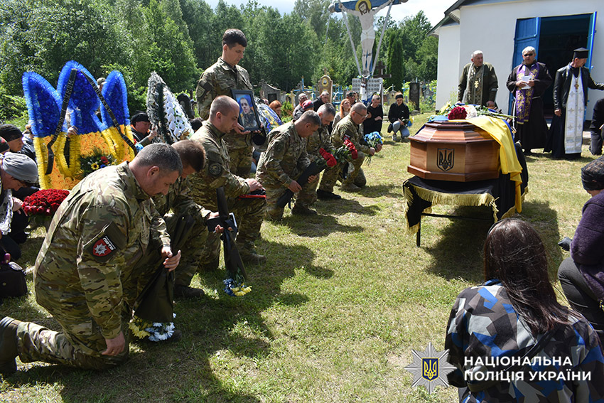 На щиті: Хмельниччина попрощалася із загиблим на війні поліцейським Ярославом Рибіцьким