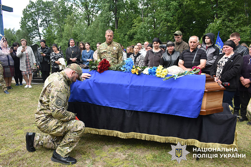 На щиті: Хмельниччина попрощалася із загиблим на війні поліцейським Ярославом Рибіцьким