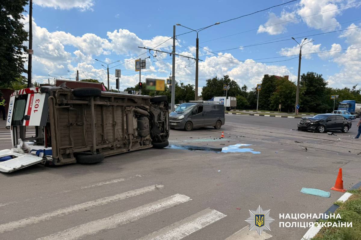 Двоє людей постраждали: поліцейські Харкова встановлюють обставини ДТП за участю автомобіля швидкої допомоги та легковика