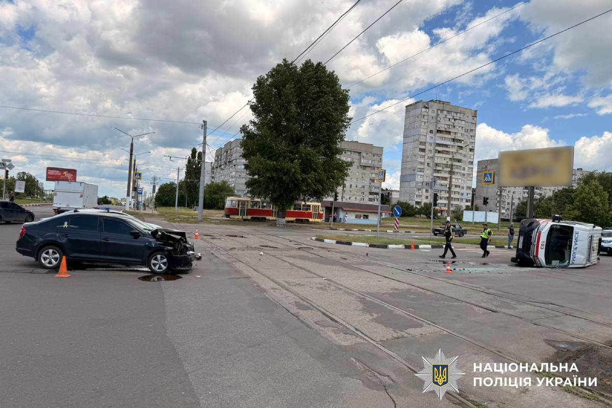 Двоє людей постраждали: поліцейські Харкова встановлюють обставини ДТП за участю автомобіля швидкої допомоги та легковика
