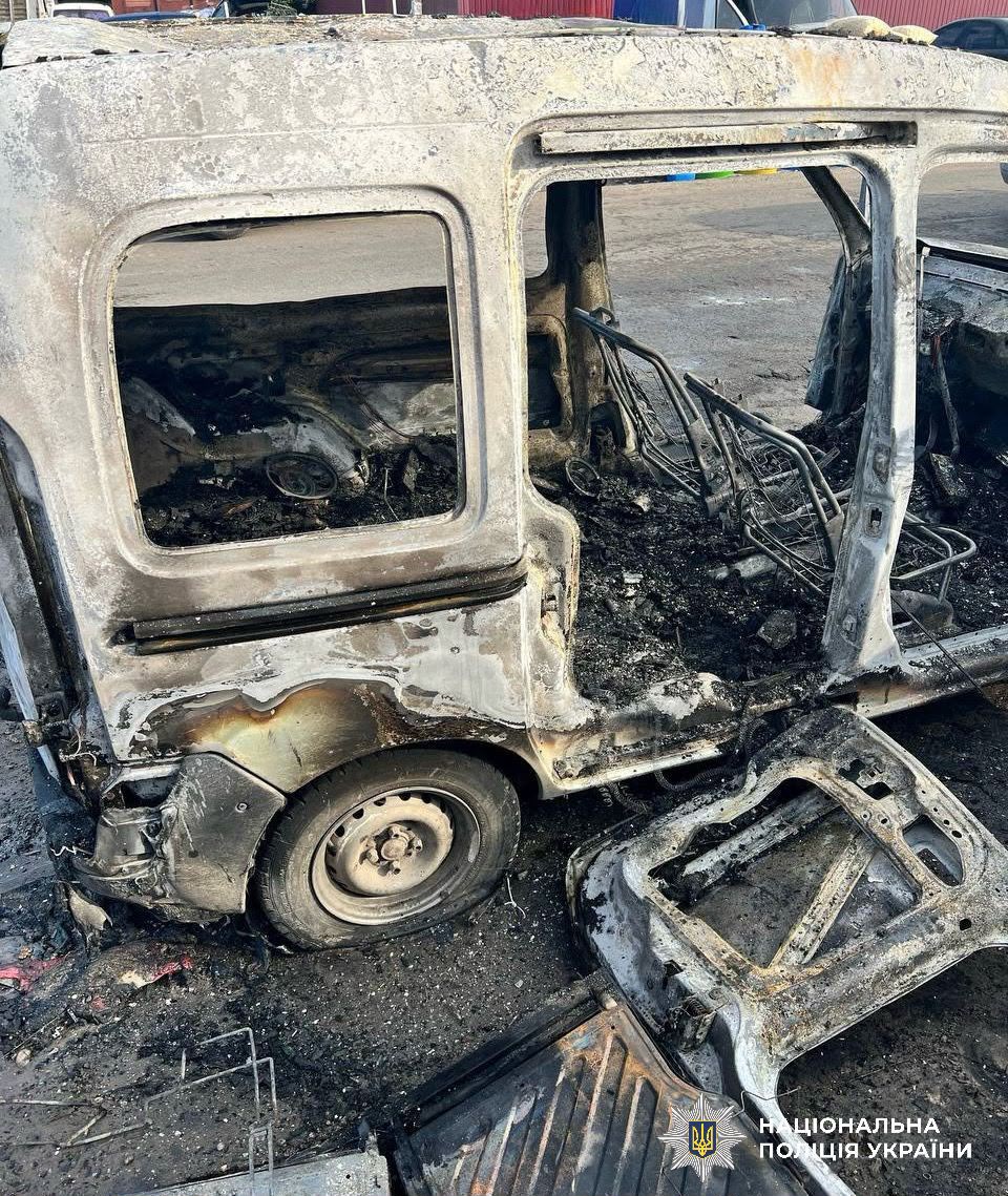 на фото зображено згорівше авто