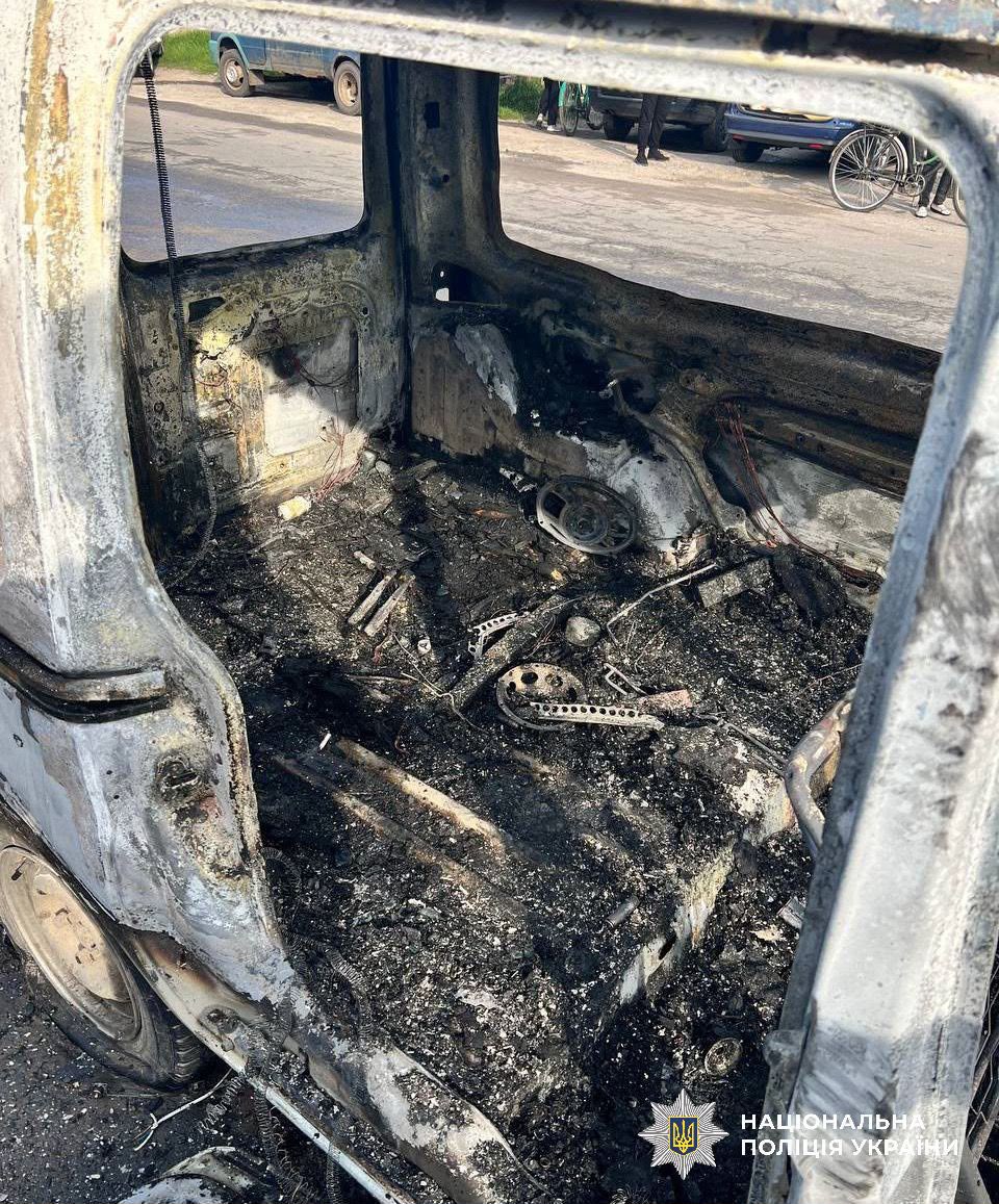 на фото зображено згорівше авто