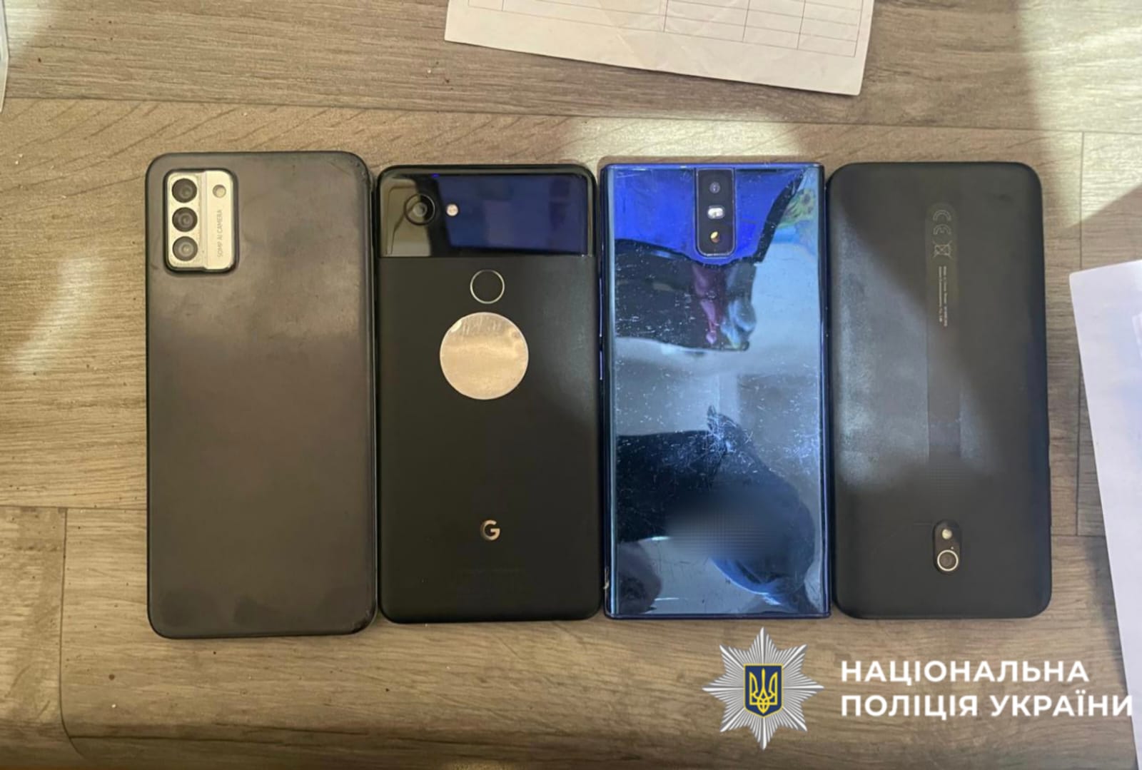 На фото вилучені телефони.