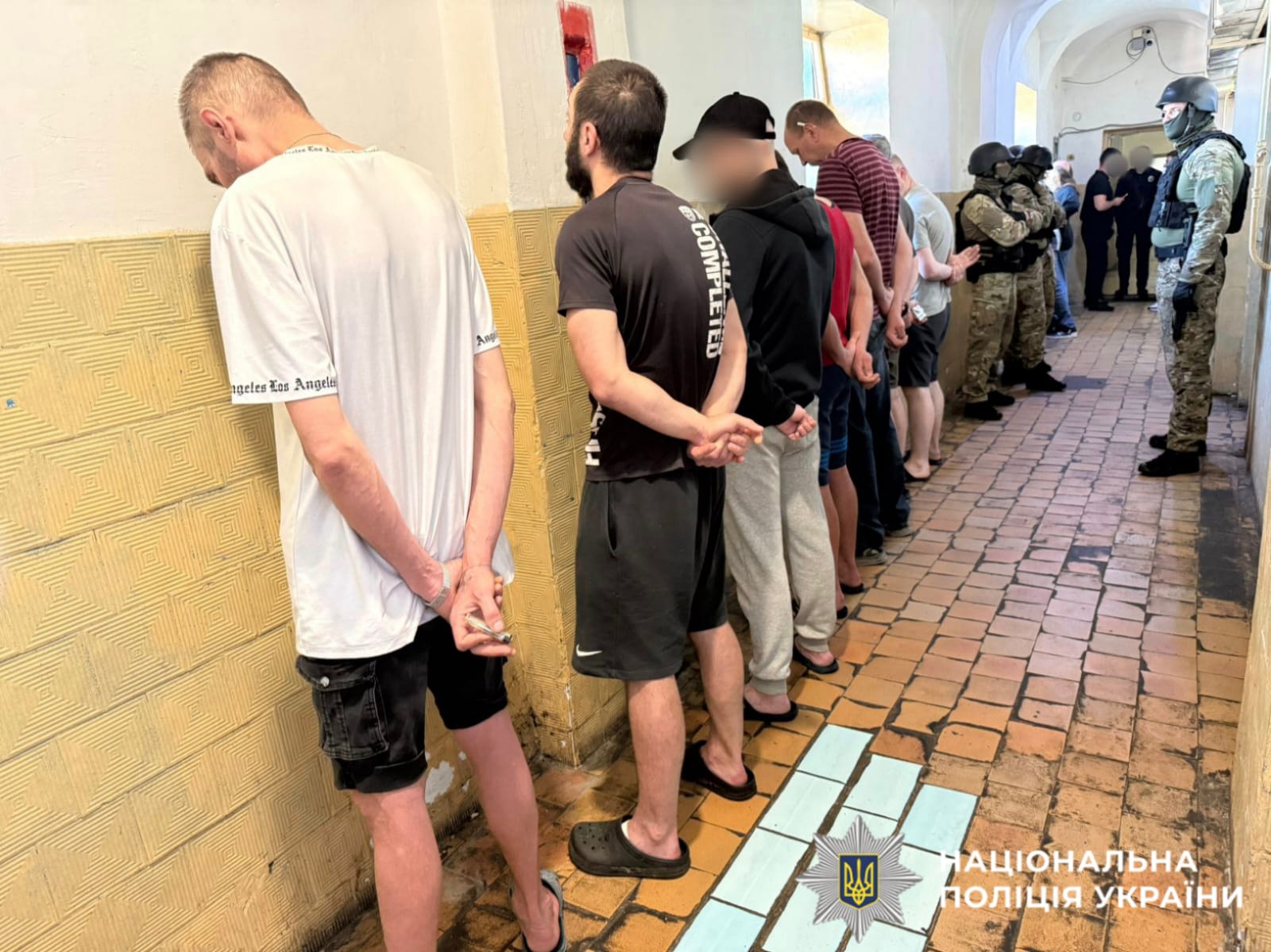 На фото затримані учасники злочиної групи.