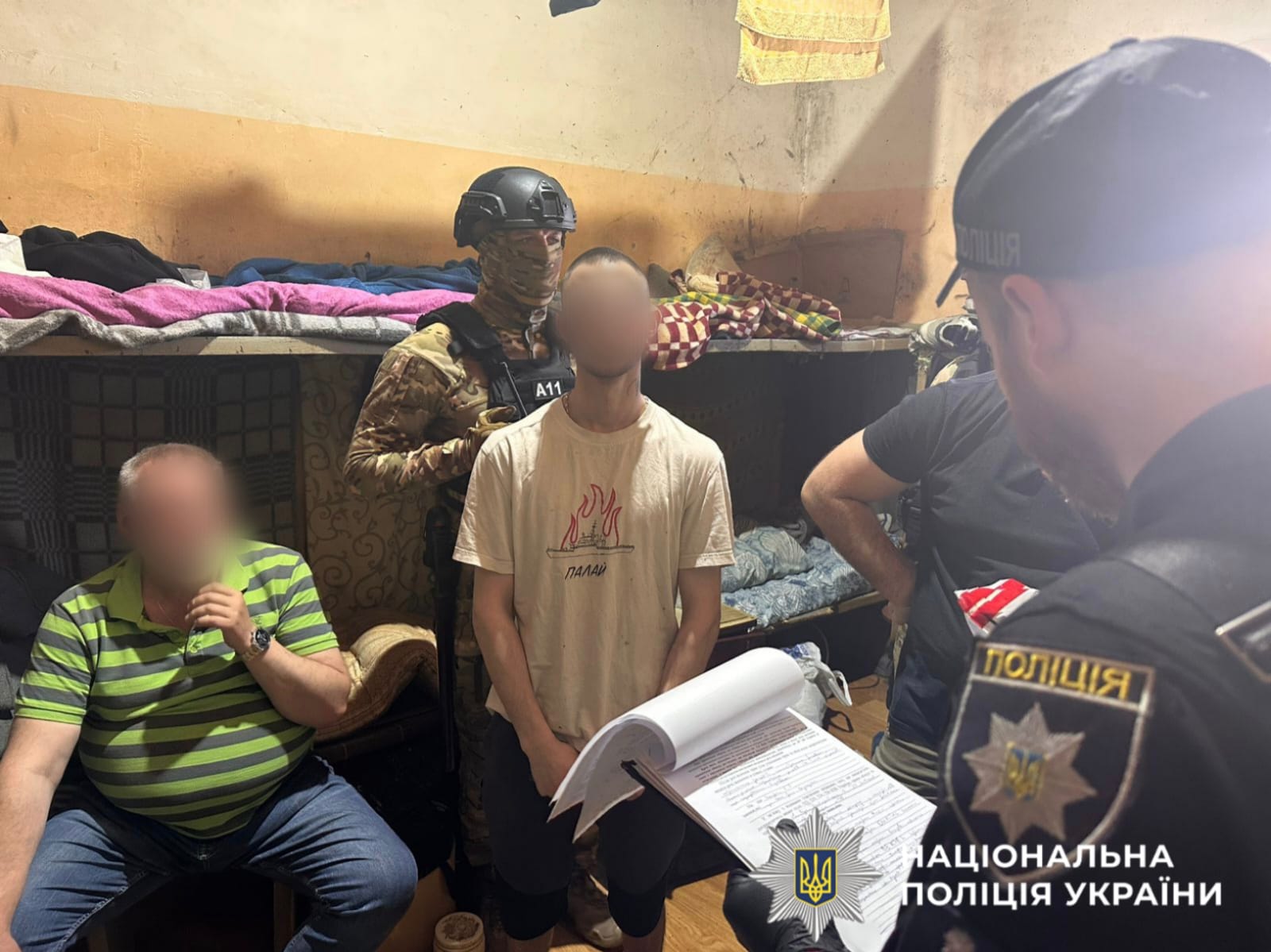 На фото затримані учасники злочиної групи та праоохоронці.