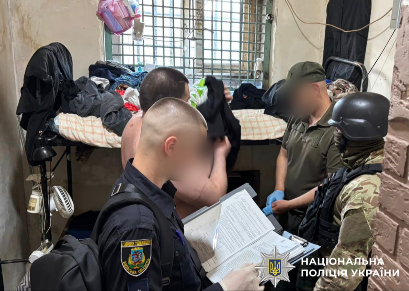 На фото затримані учасники злочиної групи та правоохоронець.