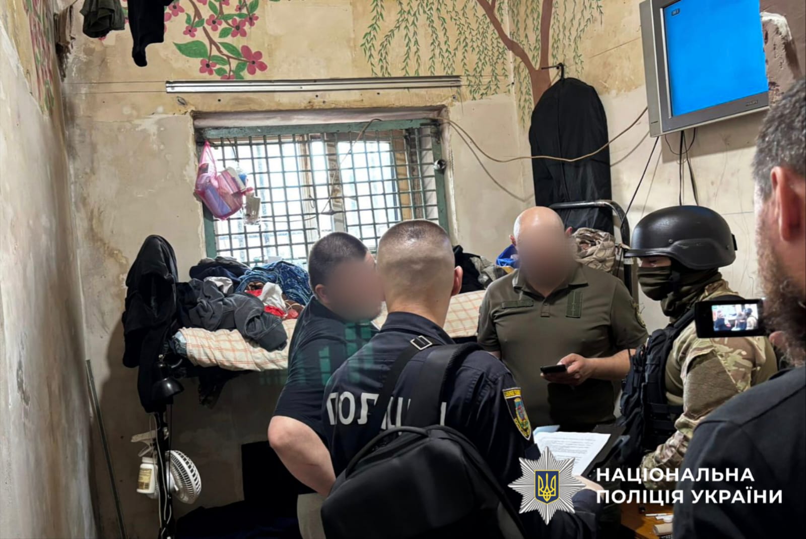 На фото затримані учасники злочиної групи та правоохоронці.