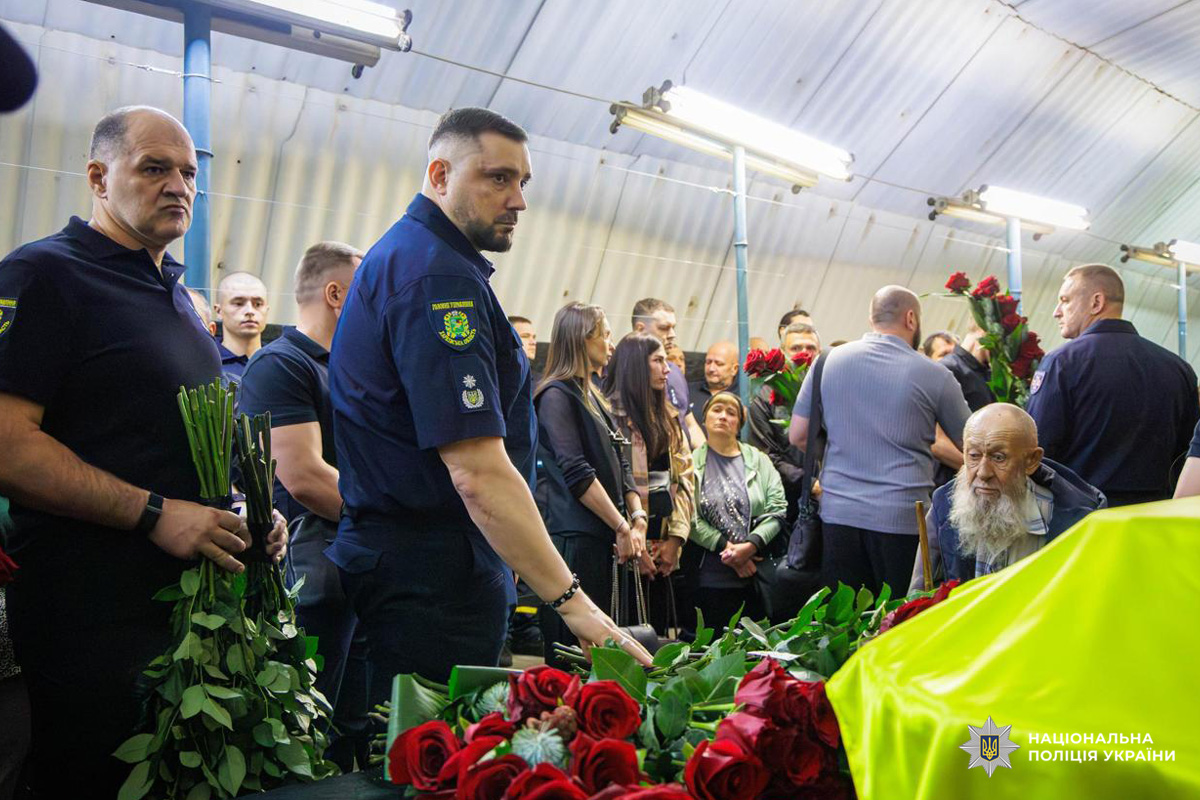 У День жалоби Харків провів в останню путь рятувальників і співробітника Департаменту цивільного захисту, які загинули 15 червня під час виконання свого службового обов’язку.