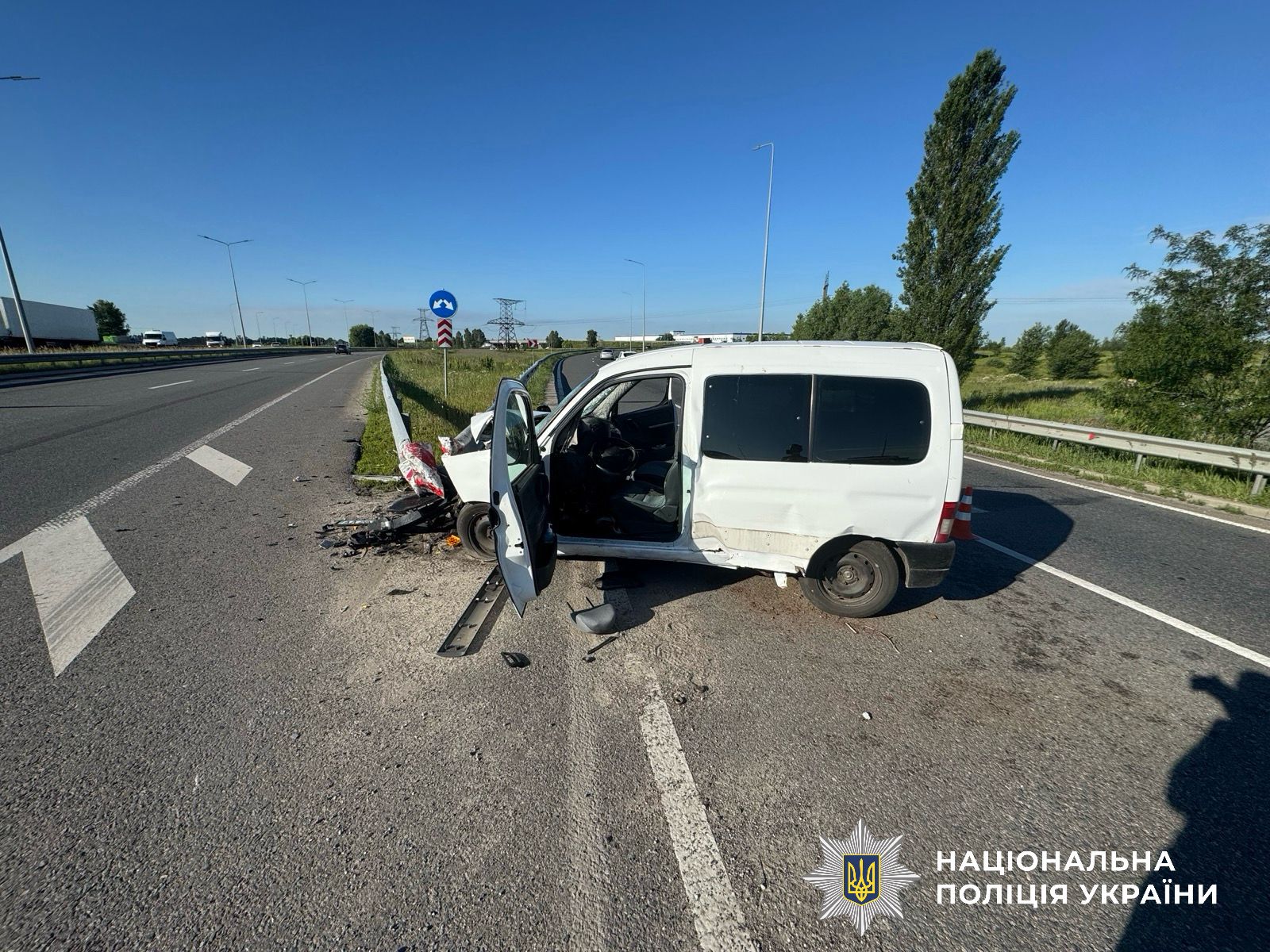 На фотографії зображено автомобіль-учасник події та місце ДТП.
