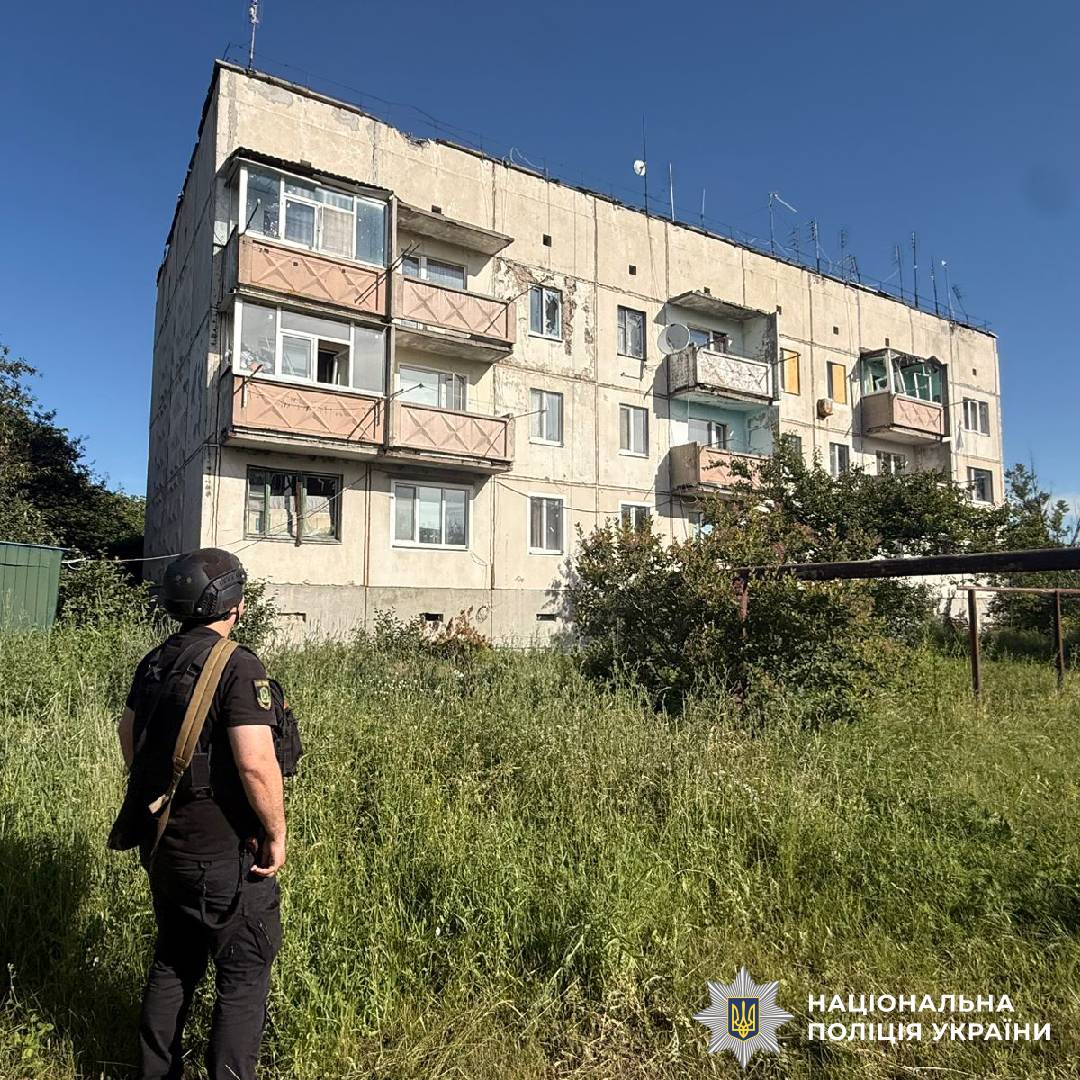 На фото зображені наслідки ворожого обстрілу