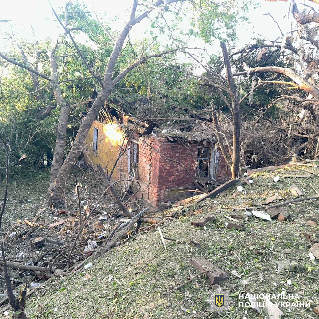 На фото зображені наслідки ворожого обстрілу