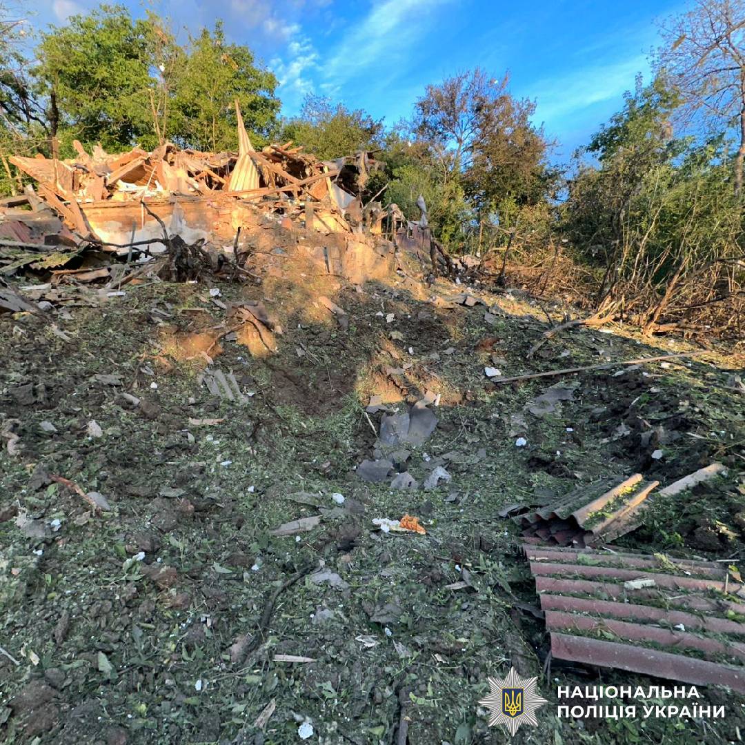 На фото зображені наслідки ворожого обстрілу
