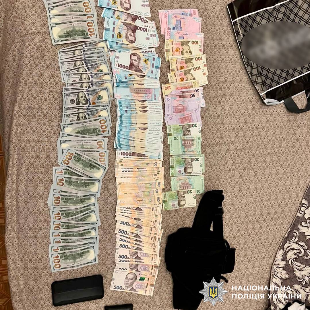 Гастролі закінчилися: поліцейські Харківщини затримали чоловіка, який викрав із сейфу 10 тисяч доларів та 180 тисяч гривень
