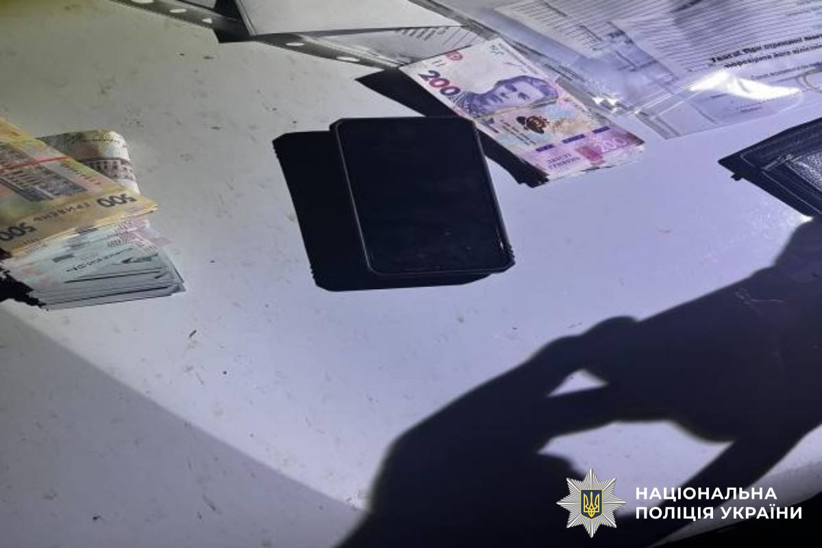 Гастролі закінчилися: поліцейські Харківщини затримали чоловіка, який викрав із сейфу 10 тисяч доларів та 180 тисяч гривень