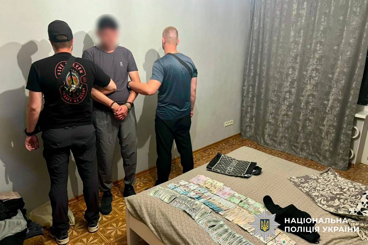 Гастролі закінчилися: поліцейські Харківщини затримали чоловіка, який викрав із сейфу 10 тисяч доларів та 180 тисяч гривень