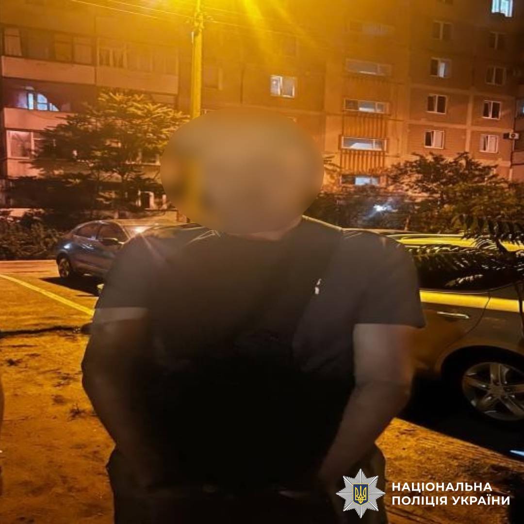 Гастролі закінчилися: поліцейські Харківщини затримали чоловіка, який викрав із сейфу 10 тисяч доларів та 180 тисяч гривень