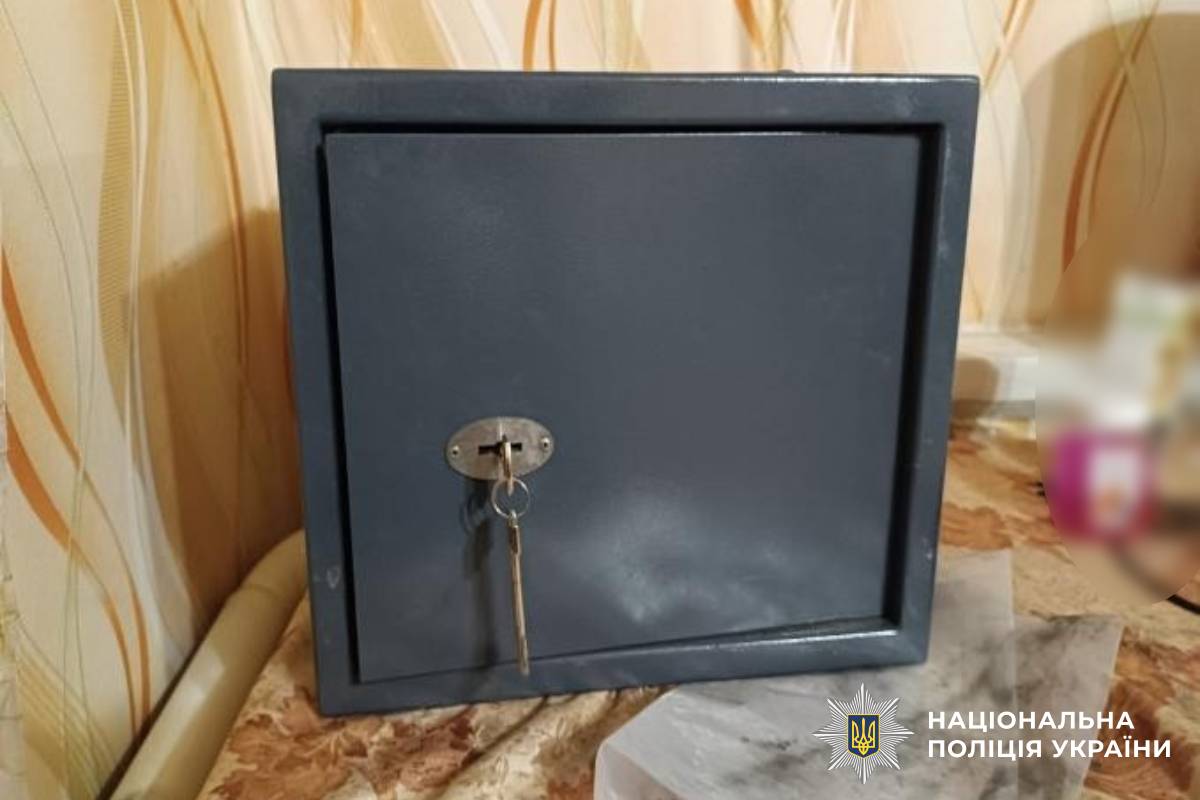 Гастролі закінчилися: поліцейські Харківщини затримали чоловіка, який викрав із сейфу 10 тисяч доларів та 180 тисяч гривень