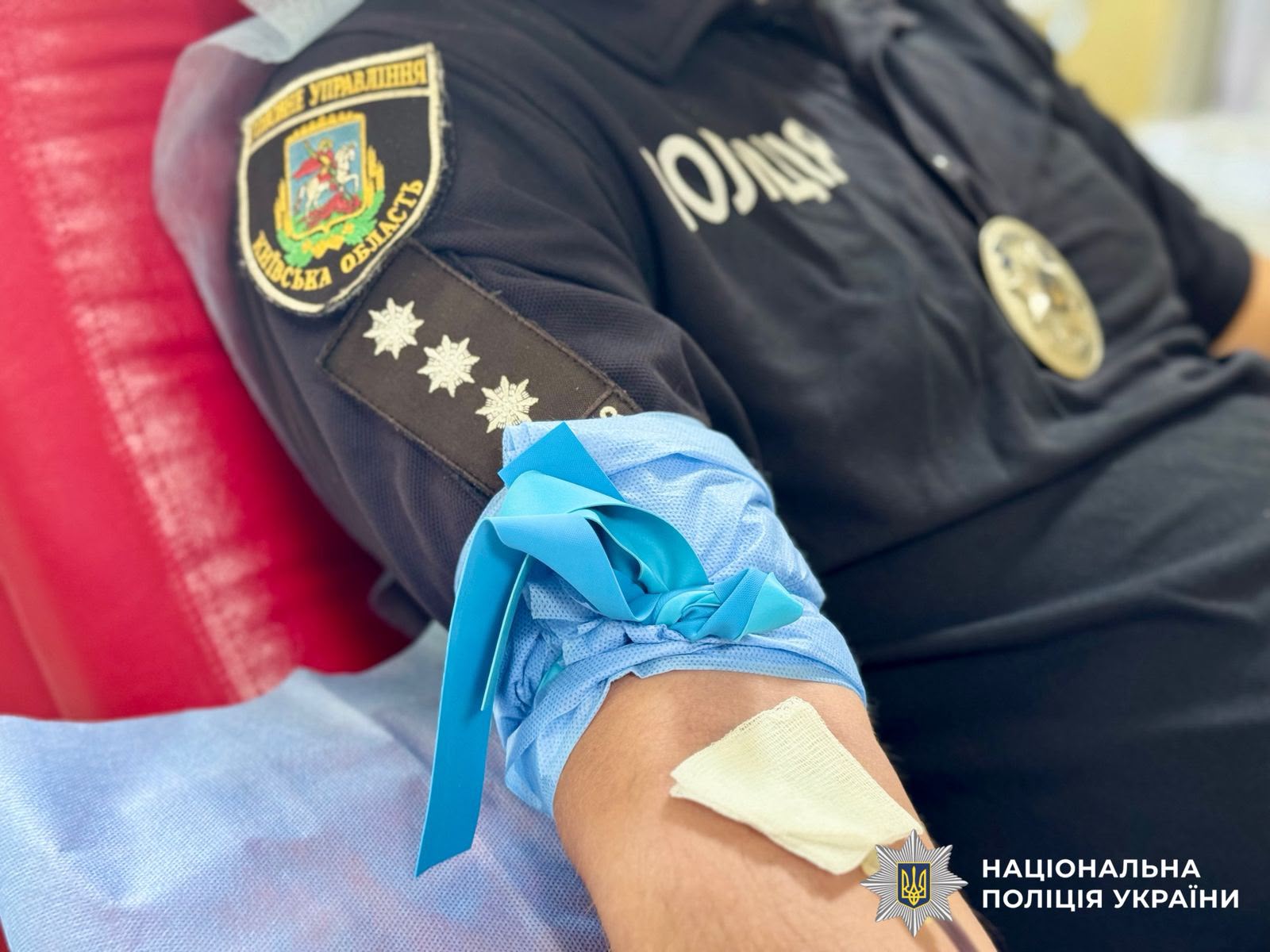 на фото зображено поліцейського який здає кров