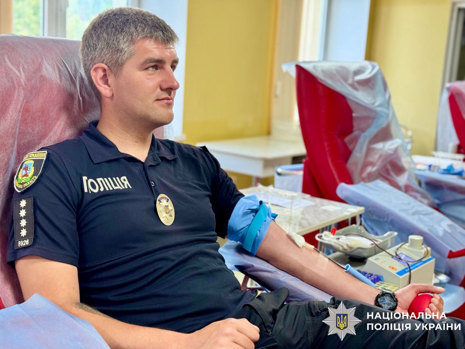 на фото зображено поліцейського який здає кров