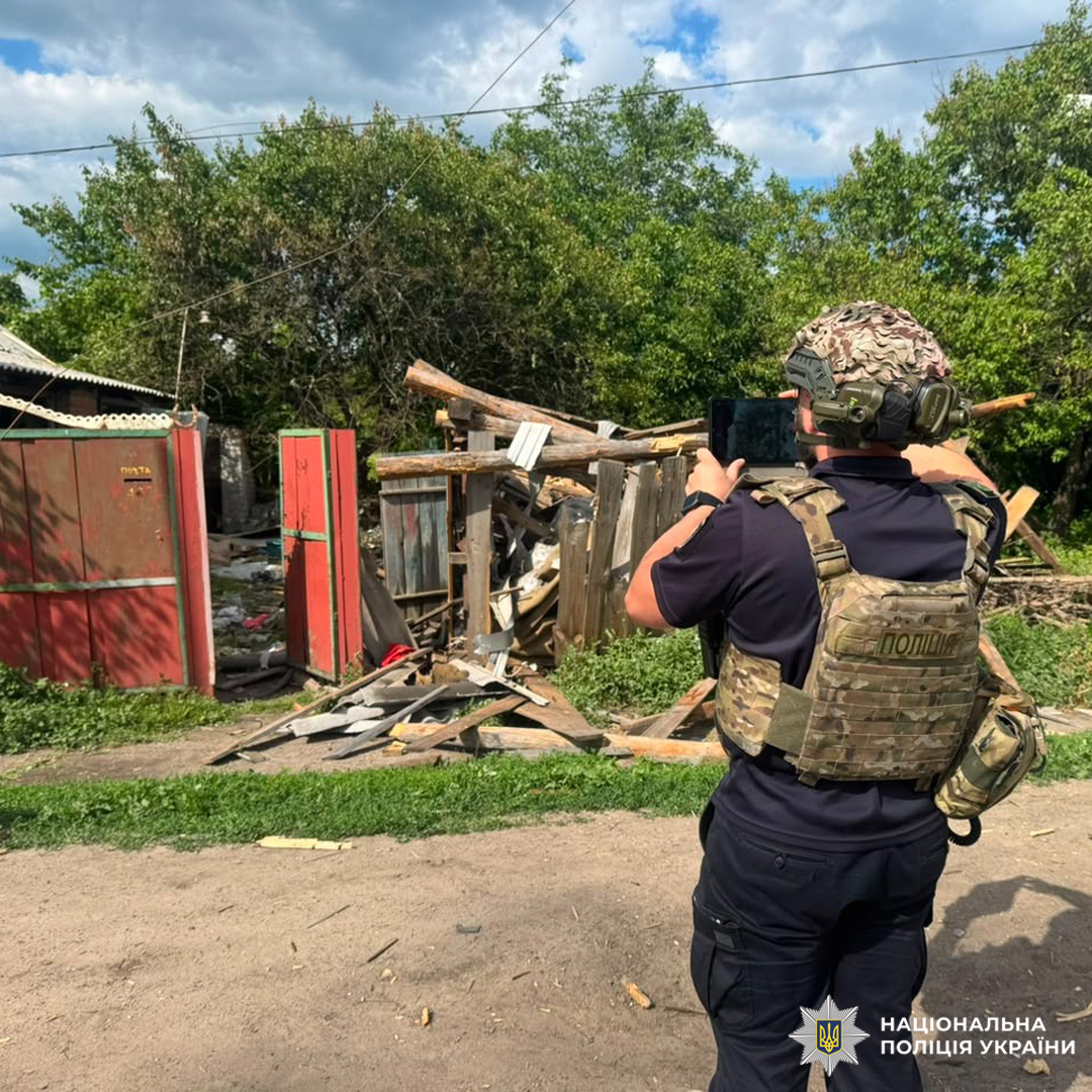 Двоє людей загинули, ще 13 постраждали, серед яких діти: поліцейські документують наслідки ударів окупантів по Харківщині