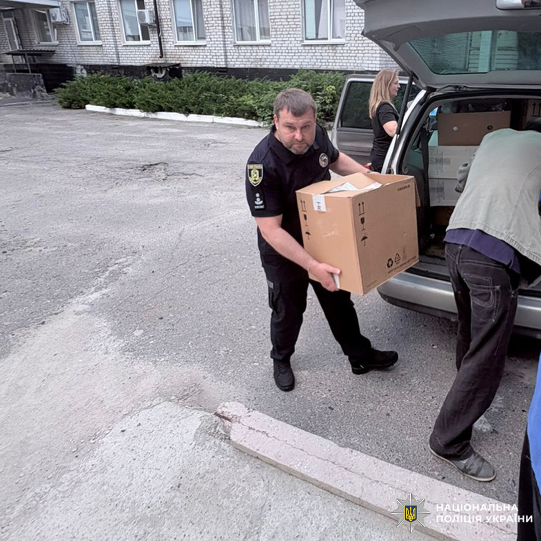 Представник поліції Харківщини долучився до передачі гуманітарної допомоги медичному закладу Балаклії