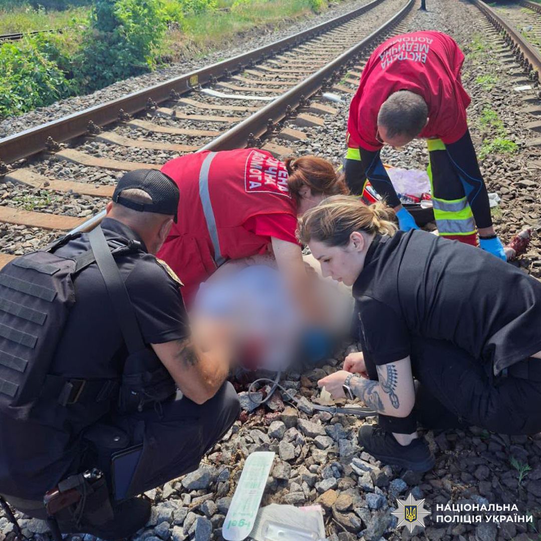 Поліцейські Харківщини надали допомогу травмованій на залізниці жінці