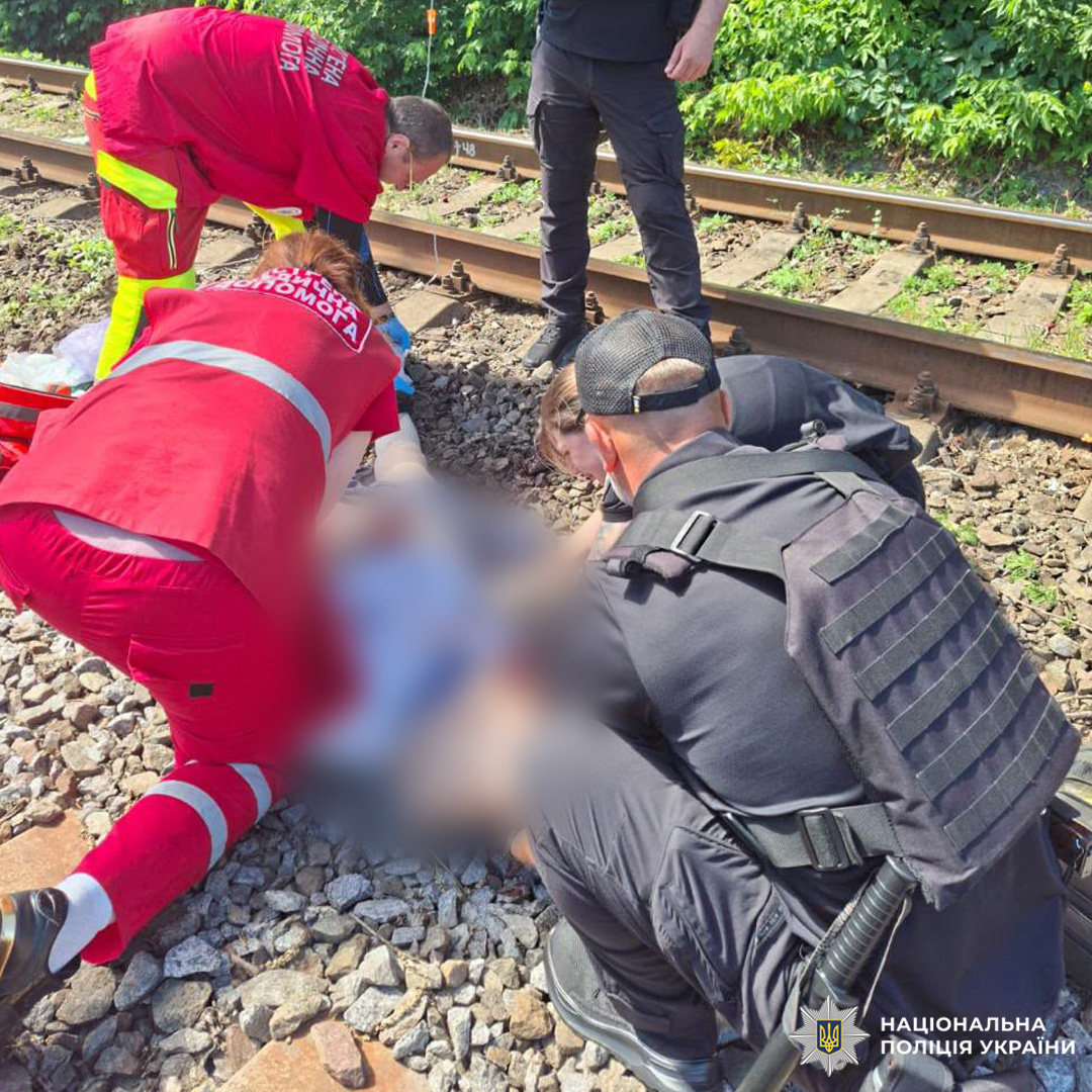 Поліцейські Харківщини надали допомогу травмованій на залізниці жінці