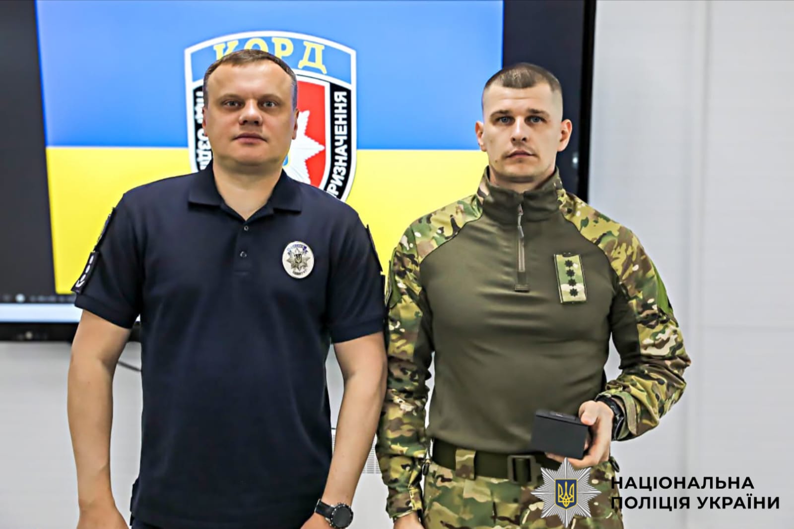 На фото очільник Головного управління Національної поліції в Київській області та нагороджений спецпризначенець КОРД.