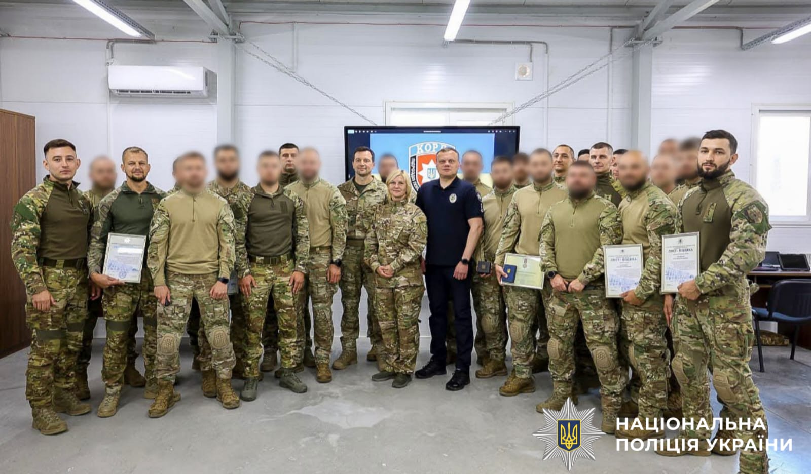 Загальне фото нагороджених та очільника Головного управління Національної поліції в Київськії області.