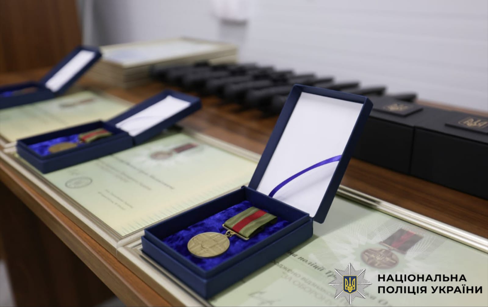 На фото вручені нагороди.
