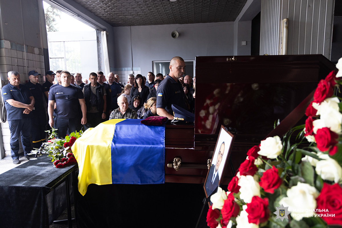 У Харкові попрощалися з рятувальником Миколою Деркачем, який загинув внаслідок російського удару