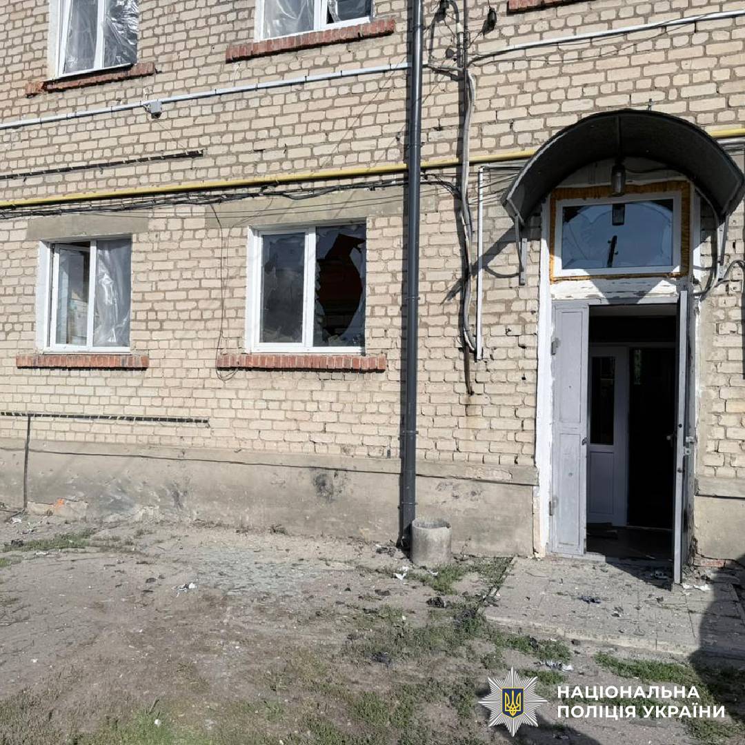 На фото зображені наслідки ворожого обстрілу