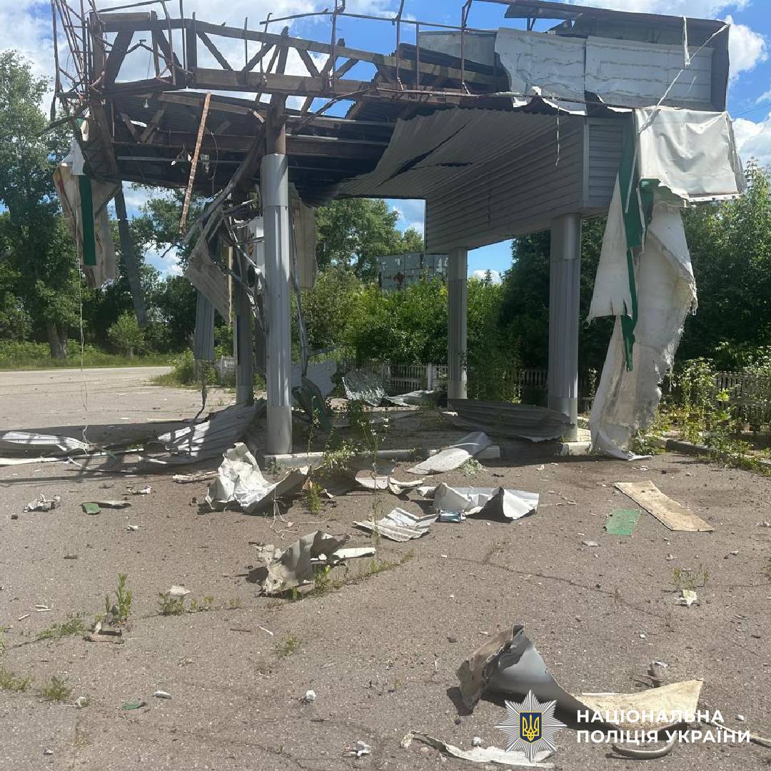 На фото зображені наслідки ворожого обстрілу