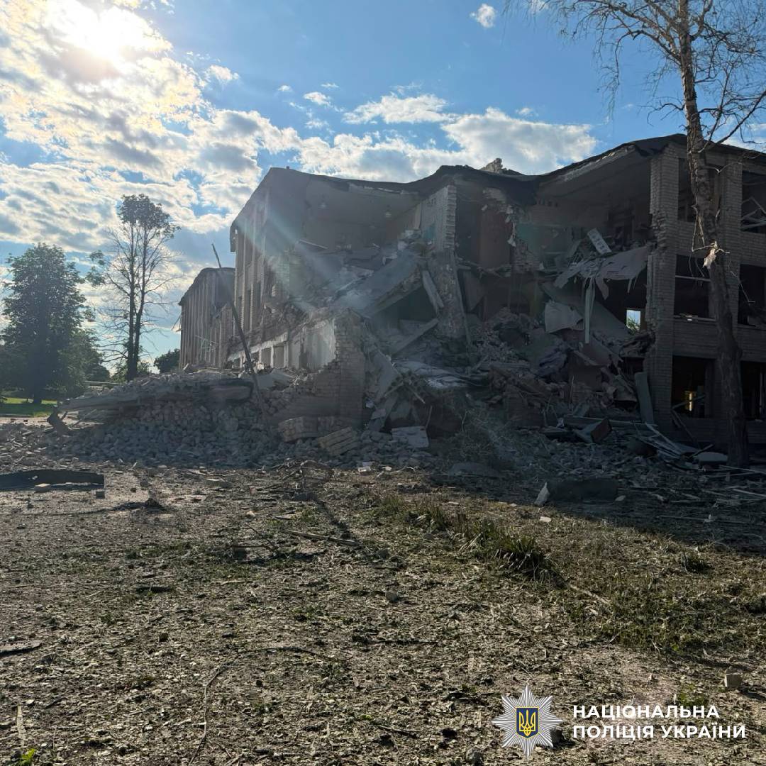 На фото зображені наслідки ворожого обстрілу