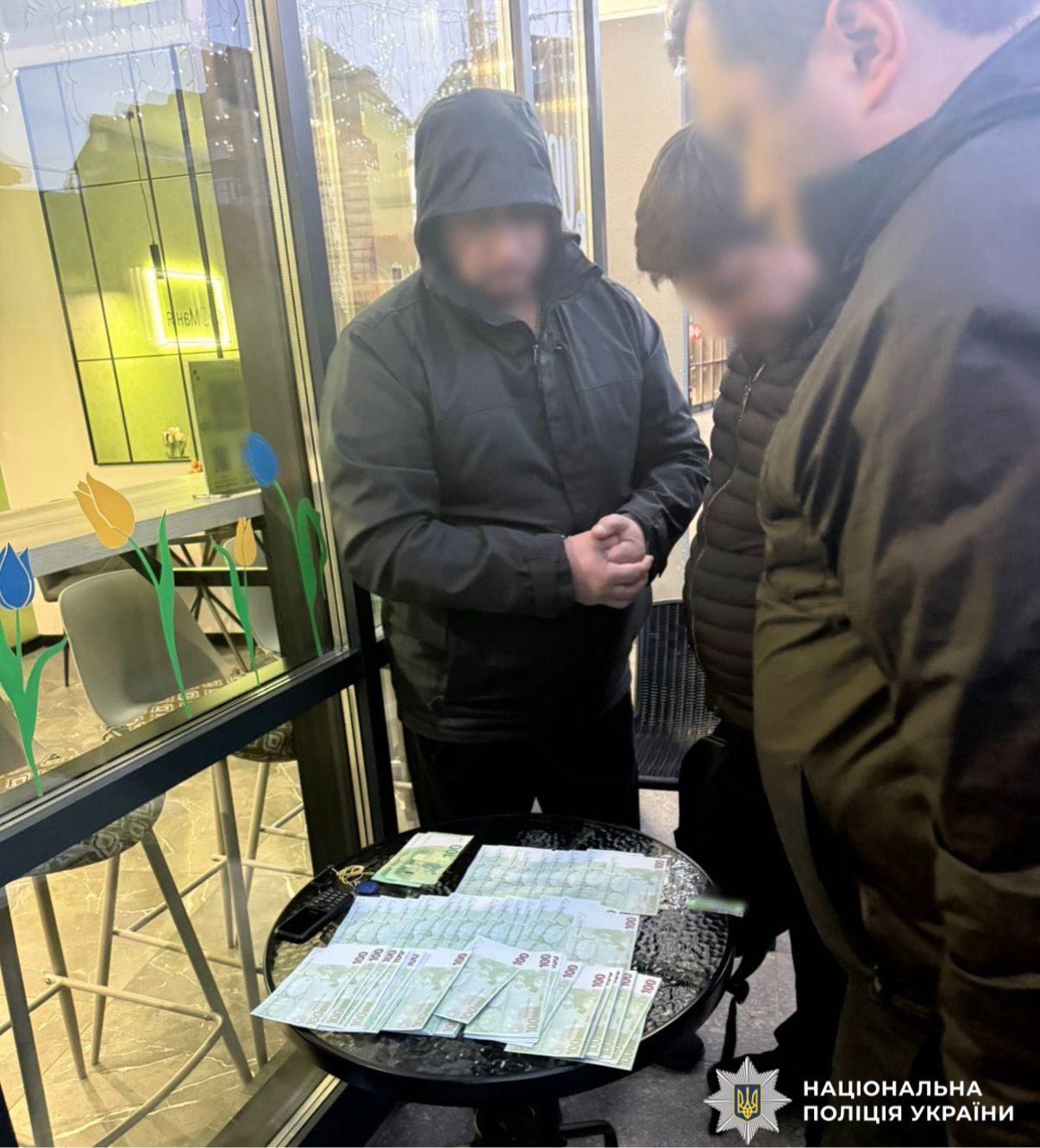На фотографії зображено виявлені та вилучені кошти.