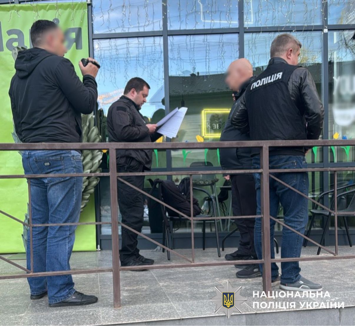 На фотографії зображено зловмисника, який налагодив механізм незаконного переправлення осіб мобілізаційного віку через державний кордон.